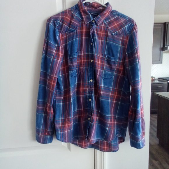 - American Eagle Boyfriend Fit Flannel. - Picture 1 of 3